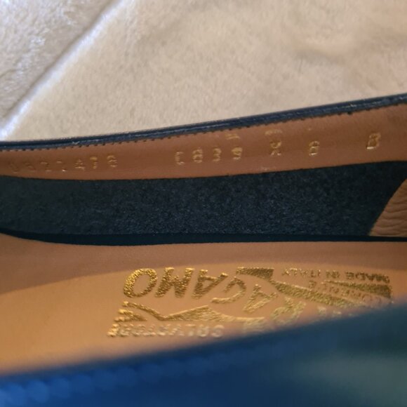 SALVATORE FERRAGAMO BLUE LEATHER VARA PUMP SHOES - Picture 8 of 11